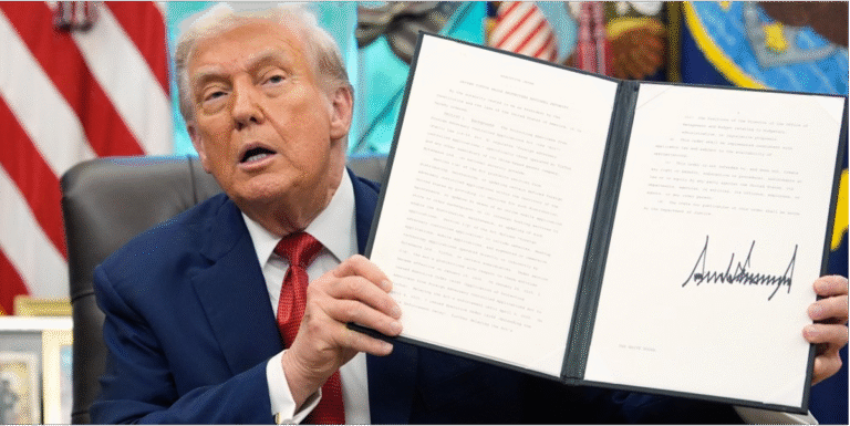 Trump firma orden que da luz verde a la venta de TikTok