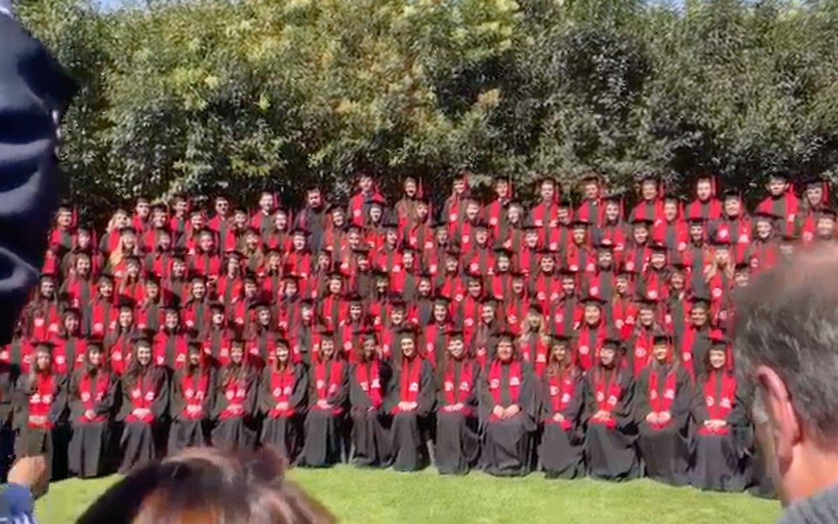 Caída de tarima en la Ibero deja cinco graduados hospitalizados en Santa Fe