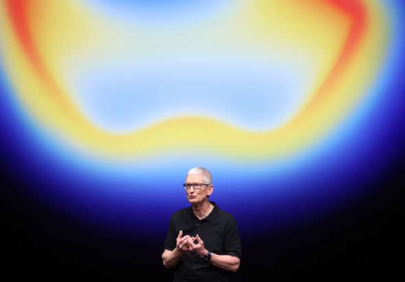 Screenshot 2026-03-12 at 18-03-04 Apple cumple 50 años Tim Cook recuerda el garaje donde empezó Steve Jobs - Infobae