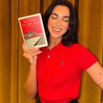Dua Lipa sorprende con una biblioteca dedicada a libros que cuestionan el poder