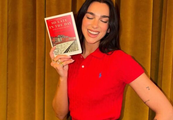 Dua Lipa sorprende con una biblioteca dedicada a libros que cuestionan el poder