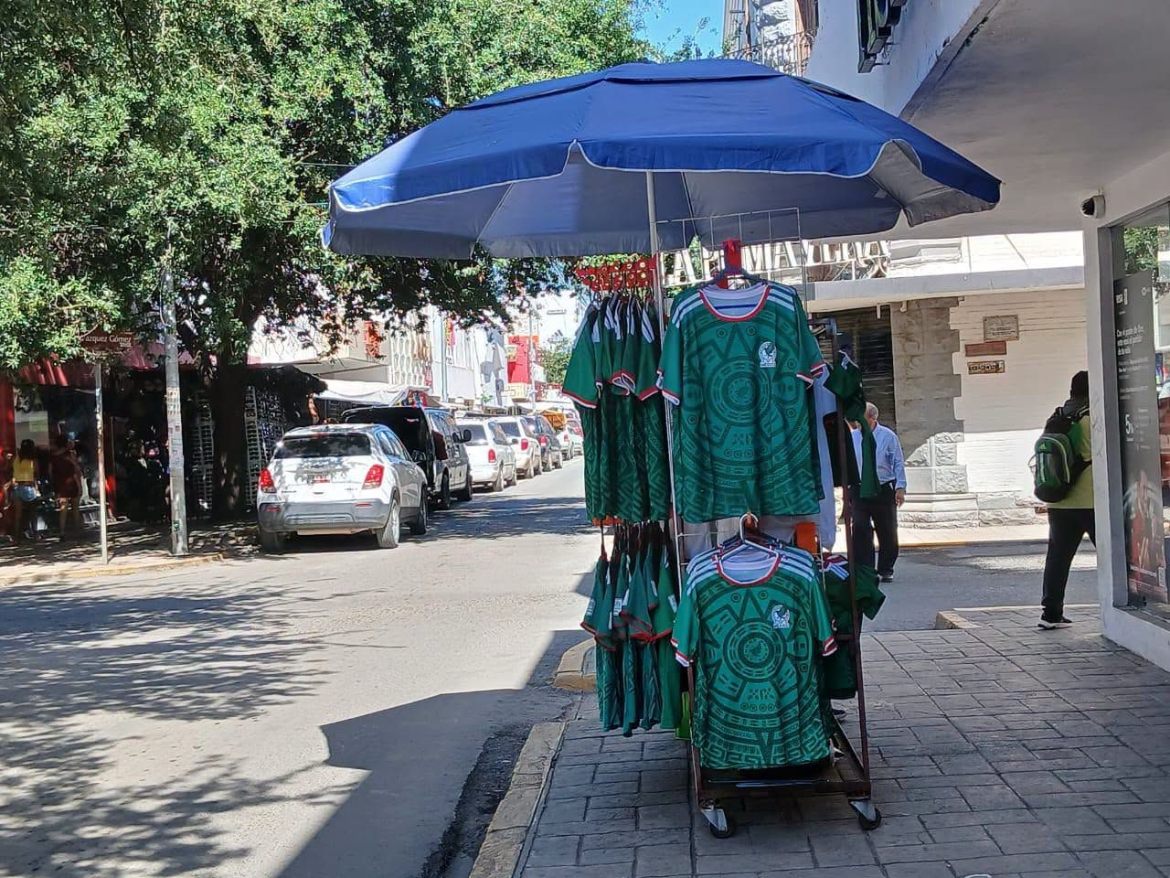 Fiebre mundialista dispara 300% precio de playeras pirata en CDMX