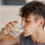Hombre_tomando_agua_GettyImages-2193998419_20(1)