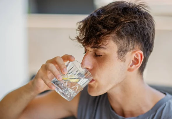 Hombre_tomando_agua_GettyImages-2193998419_20(1)