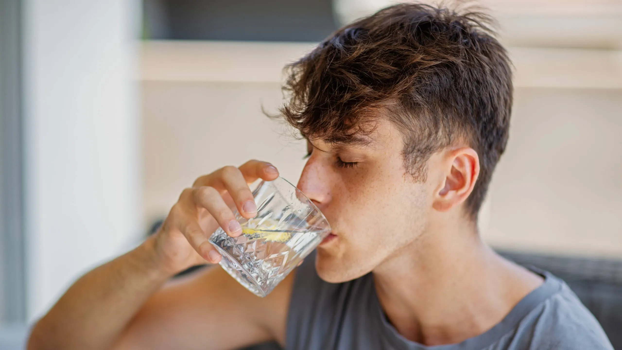 Hombre_tomando_agua_GettyImages-2193998419_20(1)