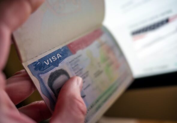 EU revocará visas a extranjeros que pidieron asilo tras entrar como turistas