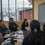 Docentes, familias y estudiantes dialogan sobre el uso de celulares en una escuela mexicana.