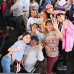 Mariela Gutiérrez saluda a mujeres durante una gira presidencial en el Estado de México