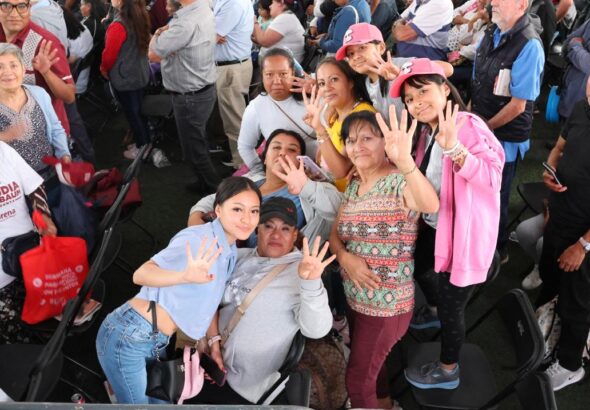 Mariela Gutiérrez saluda a mujeres durante una gira presidencial en el Estado de México