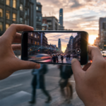 Persona fotografía una escena de Ciudad de México con un teléfono inteligente de nueva generación.