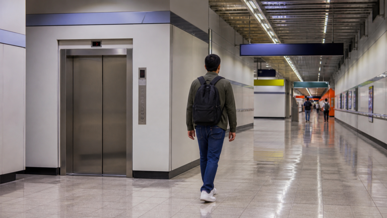 Andén del Metro de la Ciudad de México con señalización de líneas y pasajeros realizando un transbordo