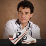 Panam lanza tenis inspirados en José José con detalles del álbum Secretos