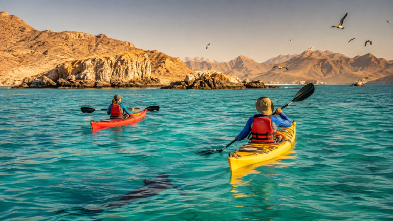 Kayakistas reman entre las islas del Parque Nacional Bahía de Loreto, Baja California Sur.