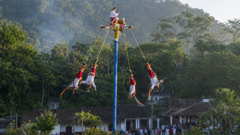 Ceremonia Ritual de los Voladores en una comunidad totonaca de Veracruz.