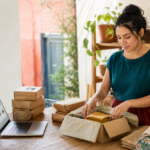 Emprendedora mexicana prepara pedidos para una tienda en línea en su taller.
