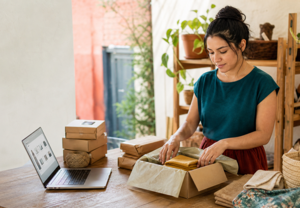 Emprendedora mexicana prepara pedidos para una tienda en línea en su taller.