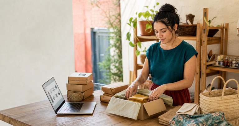 Emprendedora mexicana prepara pedidos para una tienda en línea en su taller.